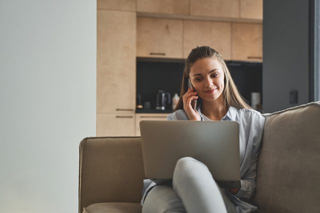 Expat Student Calling her home though international calling app