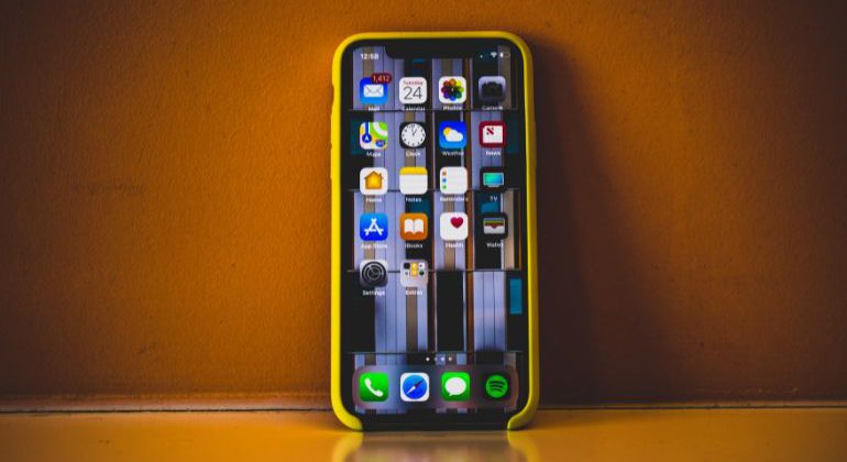 Do iPhones have SIM cards