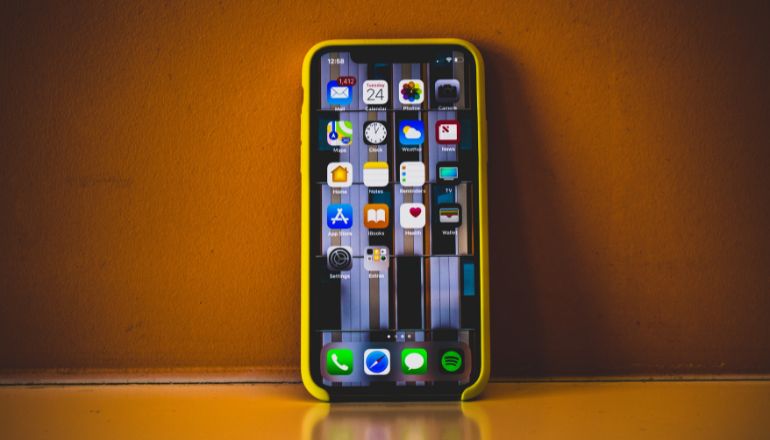 Do iPhones have SIM cards